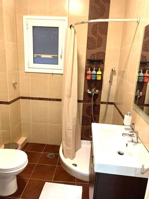 Spacious 4-Bedroom Family Home, 100M From Metro Athén Kültér fotó